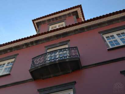 Hotel do Colegio auf Sao Miguel, charmantes historisches Gebäude mit einladendem Balkon und traditioneller Architektur unter klarem Blauhimmel, ideal für Ihren authentischen Azorenurlaub bei picotours.