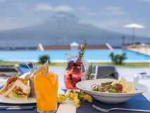 Hotel Faial Garden, stilvolles Poolside-Dining mit erfrischenden Drinks und traumhaftem Meerblick.