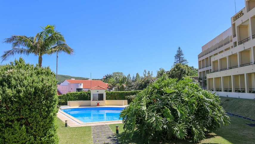 Hotel-horta-gartenanlage-mit-pool