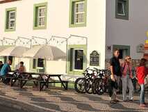 Gemütliche Hotelterrasse des Whale’come ao Pico mit Café und Blick auf das Straßengeschehen in Lajes do Pico