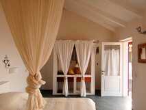 Spinguera Ecolodge auf Boa Vista, gemütliches und lichtdurchflutetes Zimmer mit natürlichem Ambiente für nachhaltigen Urlaub.