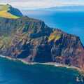 Luftaufnahme der dramatischen Klippenlandschaft von São Jorge, Azoren