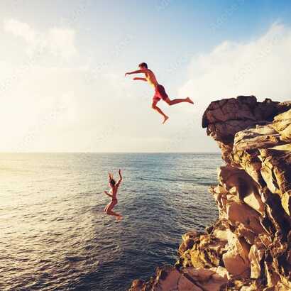 Mutige Sprünge von den Felsen der Algarve – ein Abenteuer für Adrenalinliebhaber.