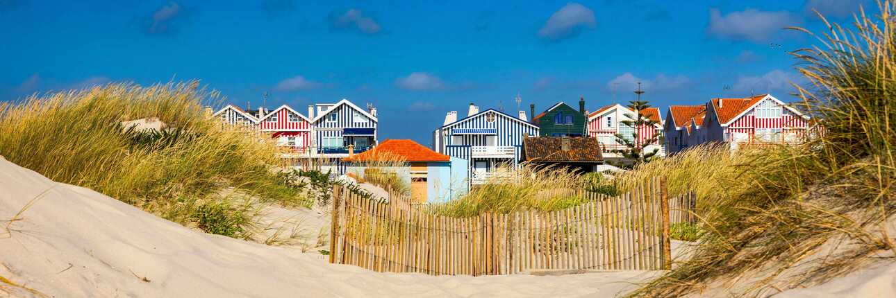 bunt bemalte Häuserreihe am Strand