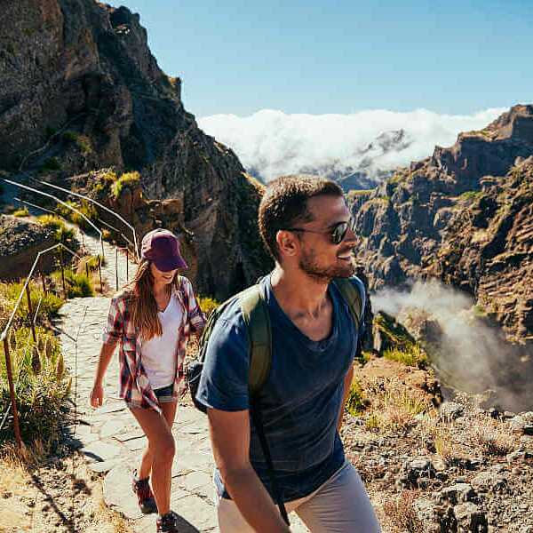 Paar auf Wanderung in den Bergen auf Madeira über den Wolken.