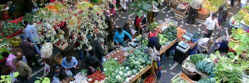 Obst- und Gemüsestände auf dem Mercado dos Lavradores in Funchal, Madeira – ein farbenfrohes Markttreiben voller regionaler Spezialitäten