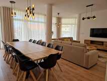 Mil e Uma Noites auf Flores, modernes und komfortables Wohnzimmer mit großem Esstisch und gemütlicher Sofalounge, ideal für Gruppen.