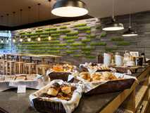 Neat Hotel auf Sao Miguel, einladendes Frühstücksbuffet mit frischen Backwaren in modernem Ambiente.