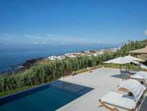 Sul Villas & Spa auf Sao Miguel, exklusiver Infinity-Pool mit atemberaubendem Meerblick und entspannter Wohlfühlatmosphäre.