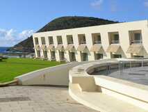 Modernes Hotelgebäude mit Meerblick auf Terceira, gelegen in einer historischen Festungsanlage der Azoren