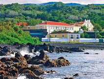 Idyllische Unterkunft mit Meerblick und üppiger Natur auf der bezaubernden Insel Terceira – entdecken Sie Ihren perfekten Rückzugsort mit picotours.