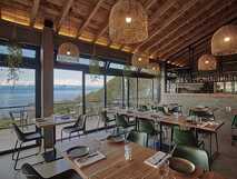 Lava Homes Pico – modernes Restaurant mit Panoramablick auf den Atlantik und stilvollem Ambiente.