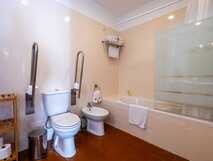 Tradicampo - Casa da Talha auf Sao Miguel, helles und sauberes Badezimmer mit moderner Ausstattung und Komfort für entspannende Momente.