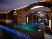 Stilvoller Indoor-Spa-Pool im Vila Galé Collection São Miguel mit Mosaikwänden, gewölbten Decken und entspannter Atmosphäre.