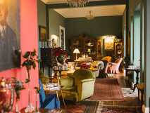 Gemütlicher Salon mit Vintage-Möbeln und stimmungsvollem Licht im Villa Camelia Boutique Hotel