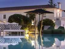 Quinta da Abelheira auf Sao Miguel, stilvolles Boutique-Hotel mit gemütlicher Pool-Lounge und entspannter Atmosphäre – perfekt für erholsame Urlaubstage.