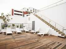 Antillia Hotel Apartments auf Sao Miguel, helle Sonnenterrasse mit Liegen für entspannte Urlaubsmomente.