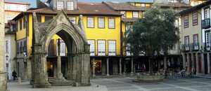 Platz mit einem alten Bogen inmitten der Altstadt von Guimaraes