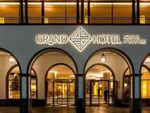 Acores Atlantico Grand Hotel auf Sao Miguel, einladender Eingangsbereich mit stilvoller Beleuchtung für exklusiven Komfort bei picotours.