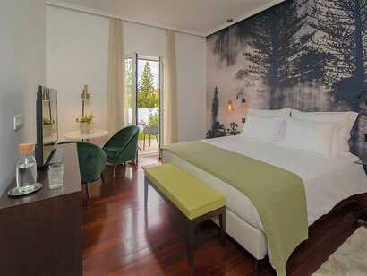 Senhora da Rosa Tradition & Nature Hotel auf Sao Miguel, modernes und gemütliches Zimmer mit natürlichem Licht und grünem Ausblick für erholsame Aufenthalte.