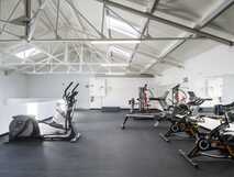 Aqua Populo Eco Village auf Sao Miguel, moderner und heller Fitnessraum für aktiven Urlaub bei Picotours.