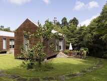 Quinta da Mo auf São Miguel – Moderne Holzhäuser umgeben von üppiger Natur für erholsamen Urlaub bei picotours.