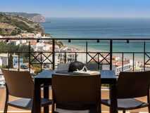 Balkon mit Meerblick und entspannter Atmosphäre – Ihr Traumurlaub mit picotours am Strand.