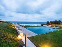 Santa Barbara Eco Beach Resort auf Sao Miguel – Moderner Infinity-Pool mit Meerblick in idyllischer Naturkulisse.