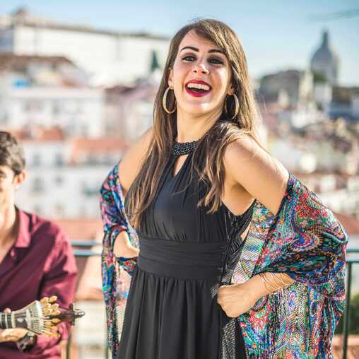 Fado-Sänger mit Blick auf Lissaboner Stadtteil Alfama