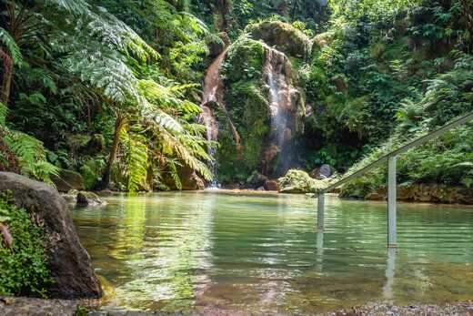 Natürliche Thermalquelle in üppigem Regenwald – Erleben Sie Entspannung und Natur pur mit picotours.