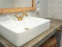 Aldeia da Cuada auf Flores – stilvolles Badezimmer mit modernem Waschtisch und Vintage-Armaturen.