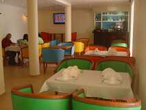 Gemütliches, farbenfrohes Restaurant mit stilvoll gedeckten Tischen – entspannter Genuss bei picotours.