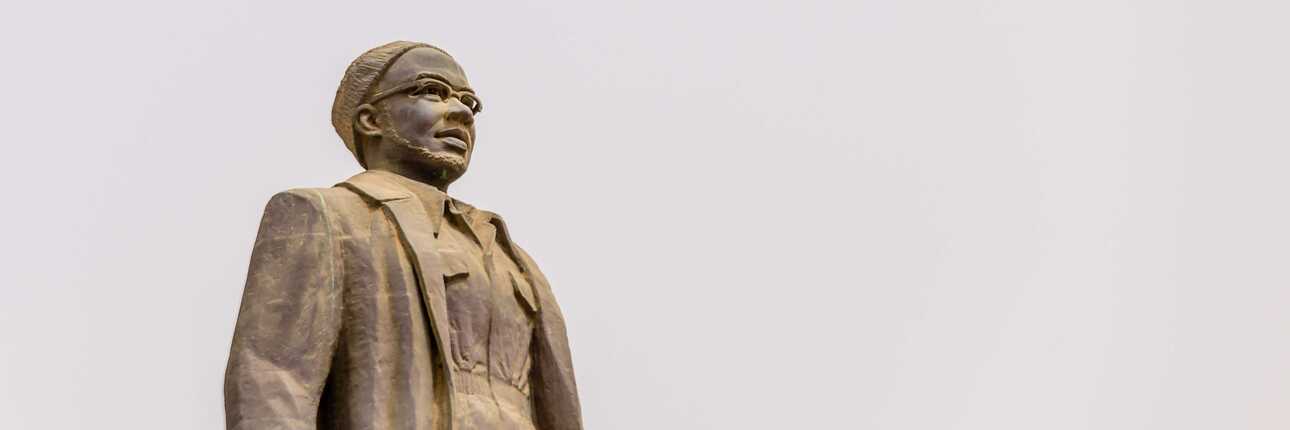 Statue von Amílcar Cabral, dem führenden Unabhängigkeitskämpfer der Kapverden, vor grauem Himmel.