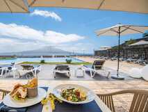 Poolbar im Hotel Azoris Faial Garden mit Blick auf Pico und den Atlantik