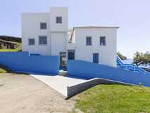 Loft Azul Pastel Hotel auf Faial, modernes Design mit strahlend weißen Wänden und türkisblauen Akzenten in traumhafter Meereslage.