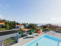 Moderne Dachterrasse mit Pool, Liegestühlen und Meerblick – Ihr Traumurlaub mit picotours.