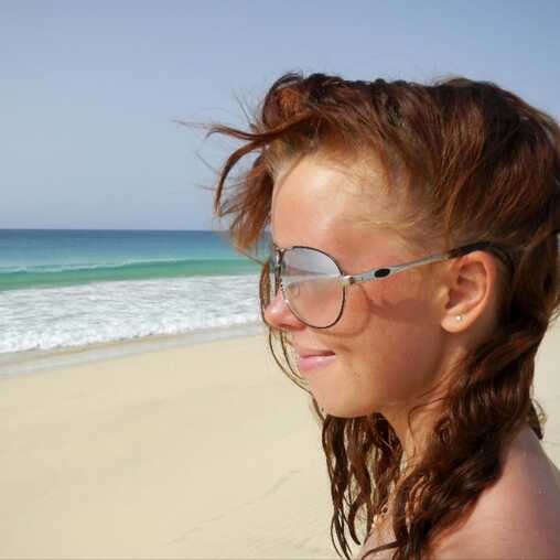 Breiter Sandstrand mit türkisblauem Wasser und markanten Felsen auf der Insel Boa Vista, Kapverden.