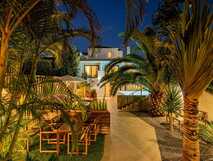 Casa do Contador auf Sao Miguel, stilvolles Hotel mit tropischem Garten und beleuchtetem Pool am Abend für entspannte Urlaubsmomente.