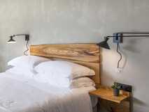 Modern eingerichtetes Doppelzimmer mit hellem Holz-Kopfteil und minimalistischer Dekoration in der Casa da Ilha.