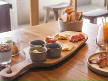 Leckeres Frühstücks-Arrangement mit Kaffee, Croissants, Saft und frischen Früchten in der Casa da Ilha.