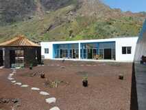 Casa Marisa auf Fogo – mit großzügigem Außenbereich und beeindruckender Bergkulisse, ideal zum Entspannen und Entdecken.