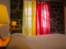 Gemütliches Hotelzimmer mit farbenfrohen Vorhängen und warmem Licht – Ihr komfortabler Rückzugsort bei picotours.