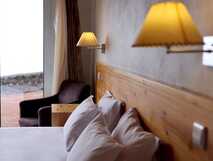 Komfortables Hotelzimmer mit gemütlichem Ambiente und Meerblick – entspannen Sie mit picotours.