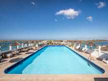 Großer Pool mit Liegen und BLick auf Lagunen im AP Eva Senses 4-Sterne Hotel & Spa in Faro