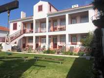 Apartamentos Sao Joao auf Faial, charmante Apartments mit sonniger Terrasse und Gartenanlage und traditioneller Fassade mit roten Fensterrahmen