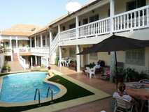 Hotel Savana auf Fogo – Gemütlicher Innenhof mit Pool und entspannter Atmosphäre für erholsame Urlaubstage.