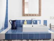 Spinguera Ecolodge auf Boa Vista – Badezimmer mit maritim inspiriertem Blau-Weiß-Fliesendesign und moderner Ausstattung.