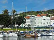 International Azores Boutique Hotel mit eleganter Fassade direkt am Hafen von Horta – stilvolle Unterkunft mit Yachthafen-Flair