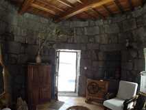 Moinho de Pedra auf Graciosa – Gemütliche, rustikale Inneneinrichtung mit traditionellem Flair und warmem Holz.