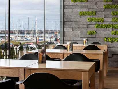 Neat-hotel-avenida-fruehstuecksraum-hafenblick